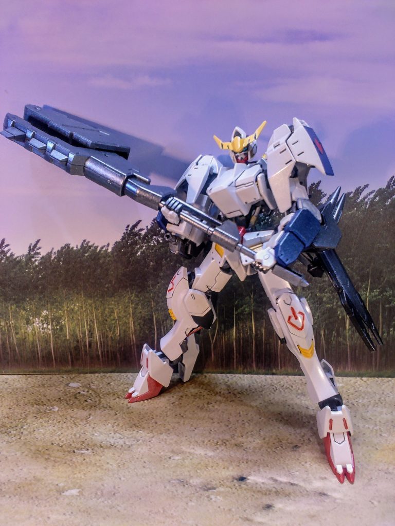 こちらは撮影用に改修前のバルバドス第六形態!ホワイト部分はシルバー→ベースホワイト→タミヤスプレーのパールホワイト→クレオスのスーパークリアー光沢UVカットの順に吹き重ねていますが写真では・・・・・(笑)