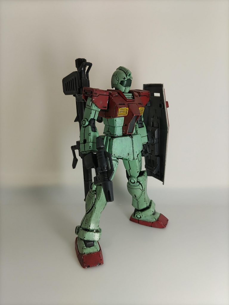 MGジム1.0が好きな私にとって、バズーカラックは必需品。形状は異なるがバズーカラックを制作した。これでバズーカも装備可能になる