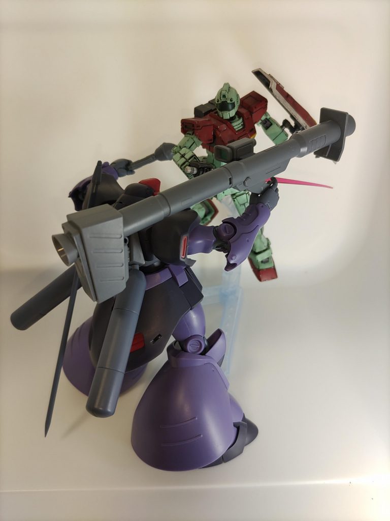 可動範囲も広いので、戦闘シーンも再現可能。シールド装備の為のジョイントも一つ追加されているので柔軟な動きが可能