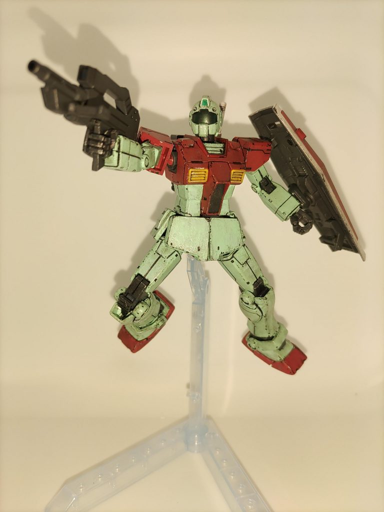 あまり見慣れない形状のビーム・スプレーガンを装備したジム。よく見ると腕関節の塗装が剥がれ、元々の色だったベージュ色が見えている※「地上用の機体を宇宙用に改修したジム」という設定である