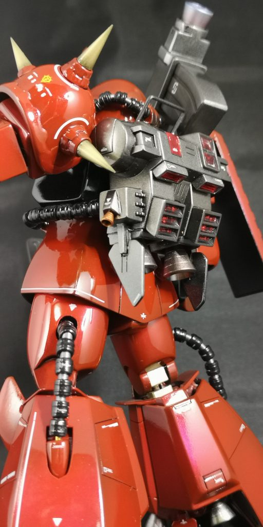 R型ザクのバックパックカッコいいですね。熱核エンジンのラジエータ部分の中がアチアチな状態を想像して細工しています。肩のトゲが痛そうです。