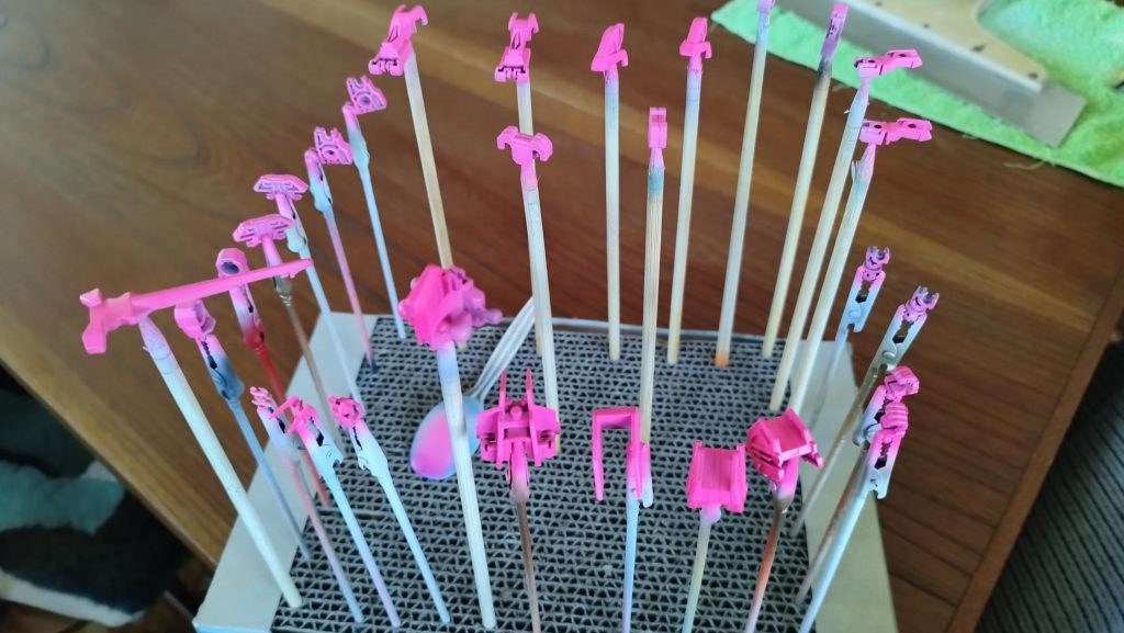 画像検索して、蛍光ピンクのパーツを切り出してサフって塗り塗り