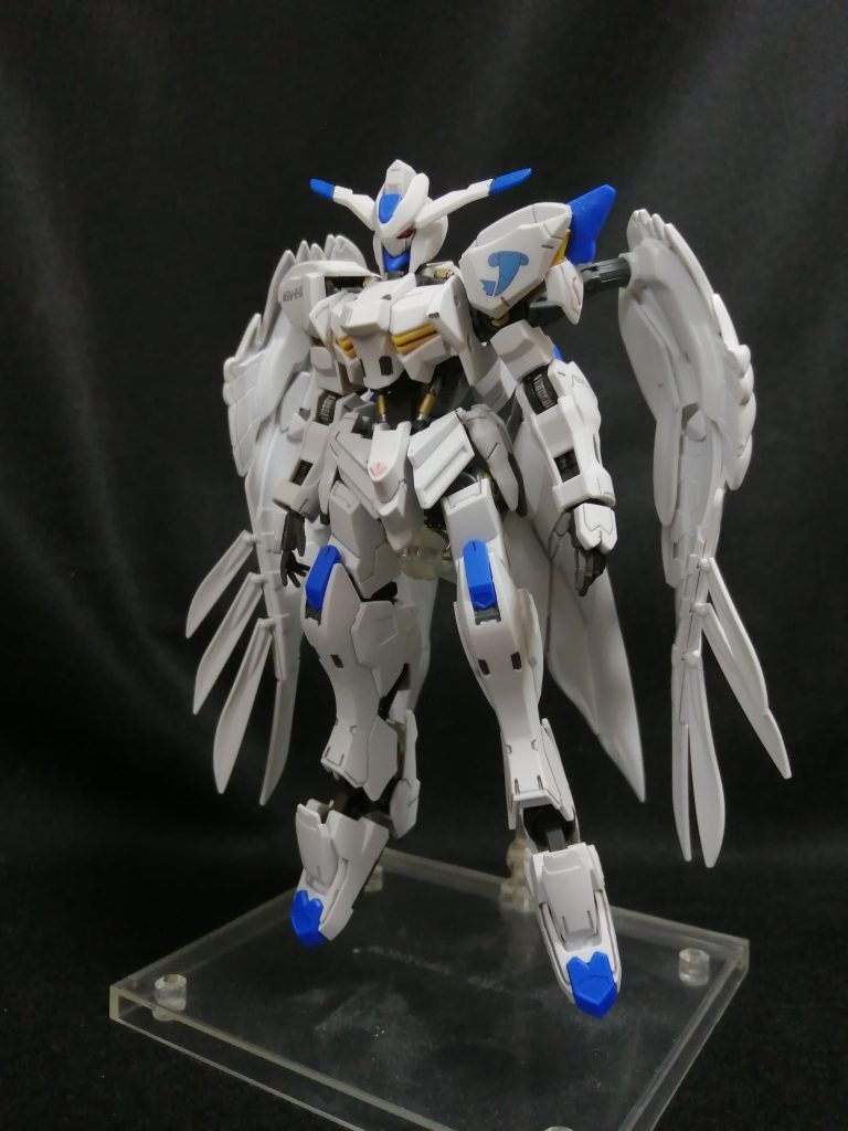 HGガンダムバエルとRGウイングガンダムゼロEWのミキシングですブックオフでゼロの完成品が安く売られていたので翼を目当てに買いました