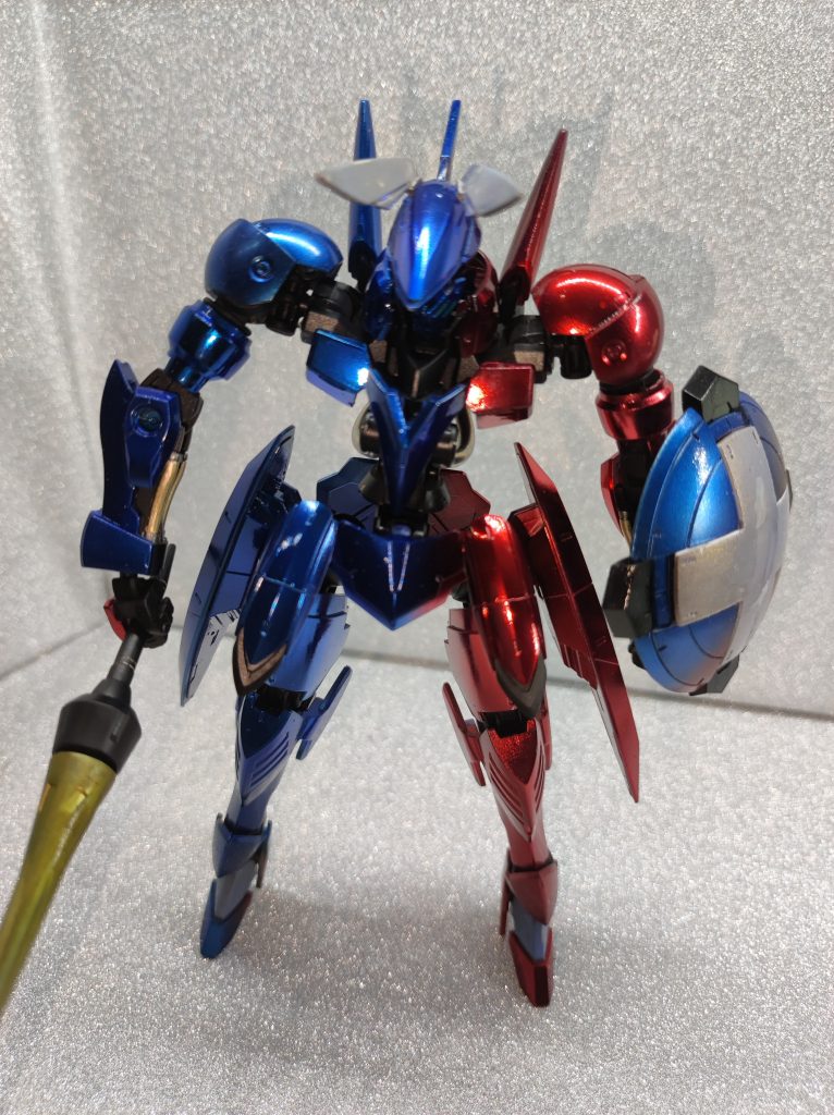 最初はただ単にクリアレッドとクリアブルー両方使いたいだけだったのですが、塗装途中で脳内に「ラビットタンク！イエェェーイ！」と聞こえてきたので（幻聴）フレームはガイアのつや消しブラックにして少し寄せました。