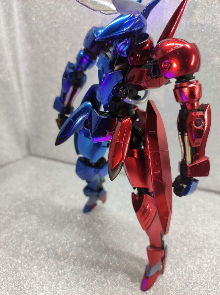 こだわりポイントは右足の内側は赤になってるところ。ナナメなので。方法は簡単で、外装ボーンミラーのあとクリア吹いて、無塗装のフレームに外装つけてナナメにクリアカラー塗って、外装とフレーム解体して、フレームからクリアレッドとクリアブルーを溶剤で拭き取ってからつや消しブラック塗りました。