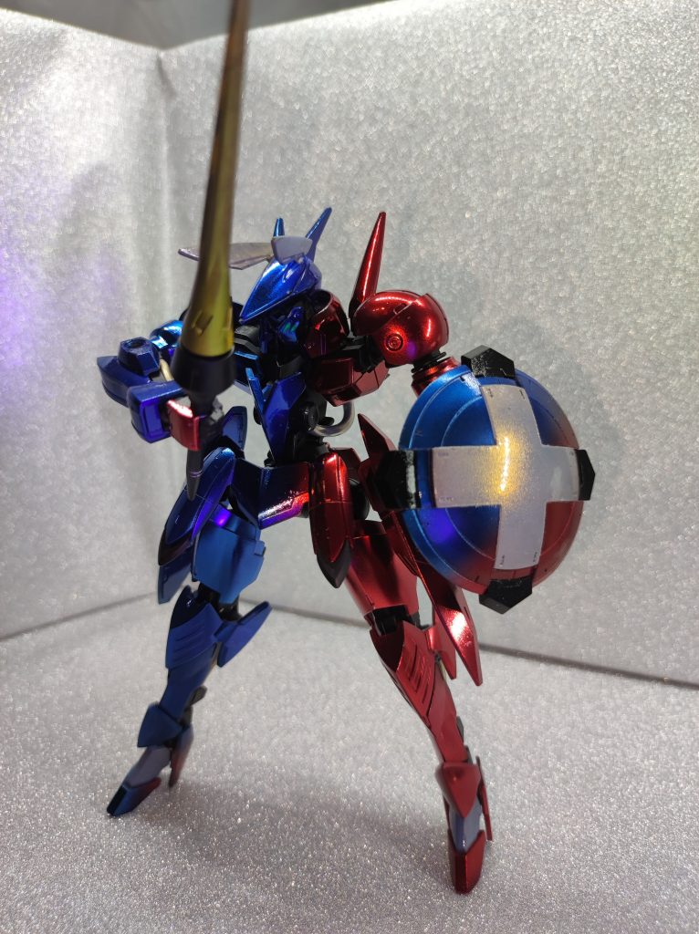 盾がどこぞの米国船長みたいです。レイピアもクリアイエローのキャンディ塗装なんですが、下地塗装をせずにやったので色がくすみまくっています。白のパーツもビギニングホワイトなしでシャドウプライマーマルチからのボーンミラーでクリアホワイト、なので発色が良くないです。