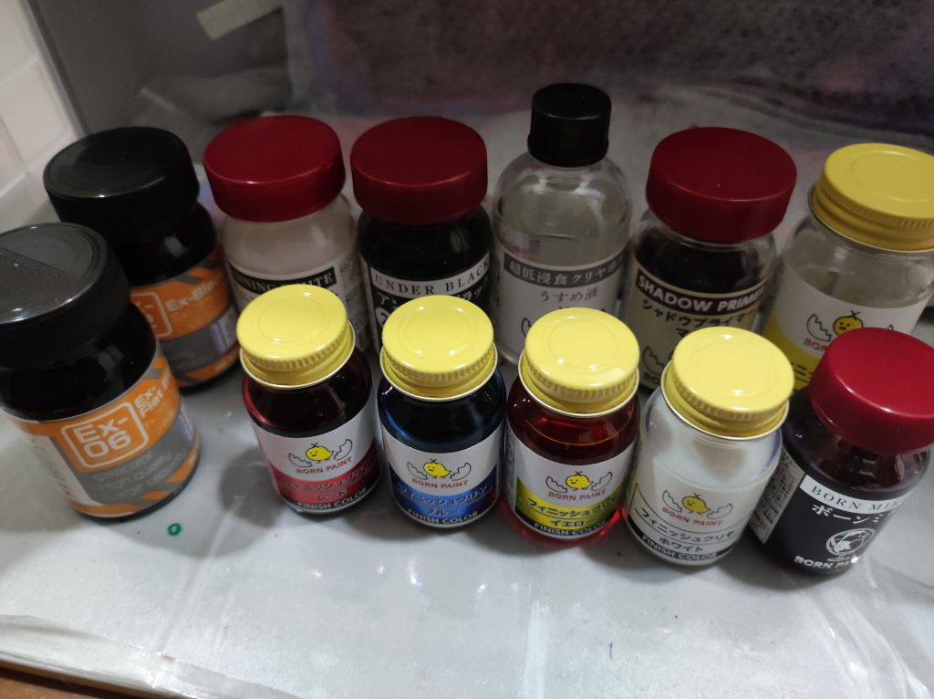 使用したラッカー塗料ビギニングホワイトとフィニッシュクリアがエグいほど減りますね。外装にしか使ってないのに３分の１以上無くなりました。お財布には優しくない。キャンディ塗装を真面目にやってみて、ミラー塗装前までがいちばん大事なこと、塗料の溶剤の強さ弱さについて、砂吹きとウェット吹き、などなど、塗装技術や知識が一段レベルアップした気がします。キャンディ塗装、あまり上手くはいってないですが、やらなきゃわからなかったんで、これでオッケー！