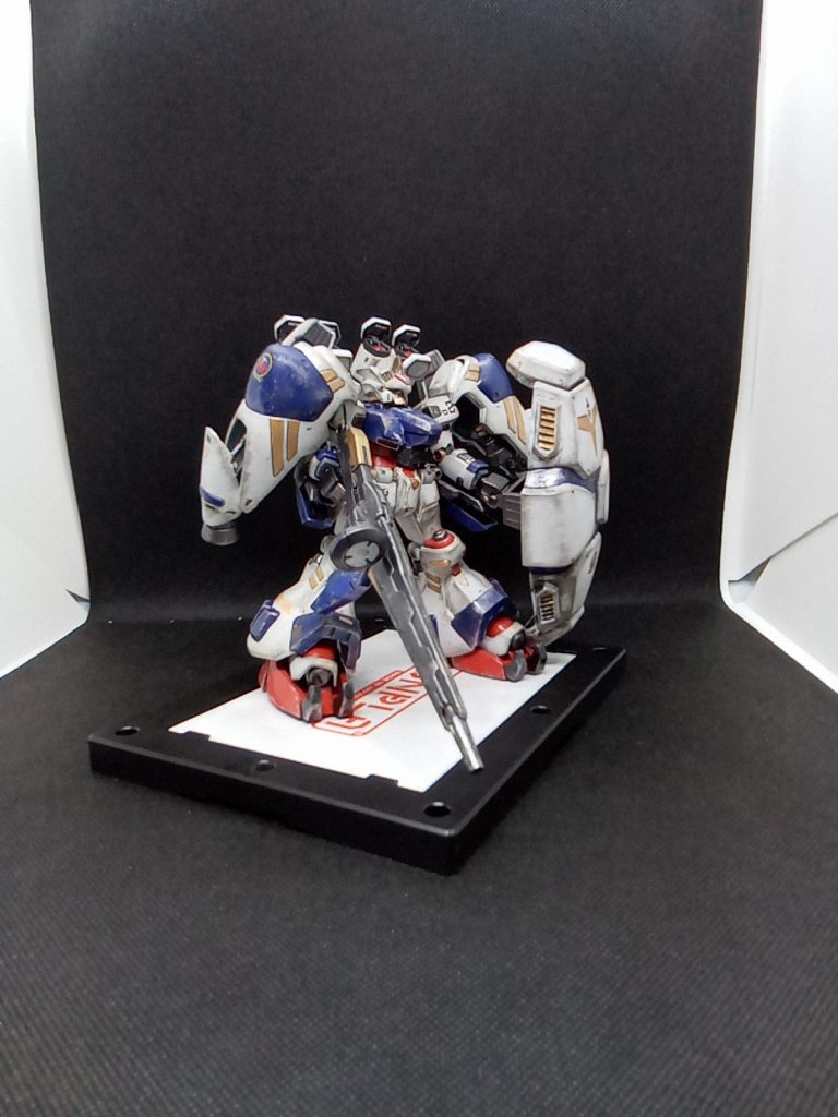 実戦で人型兵器が登場するのは難しいですが・・MLRS やHIMARSの発射用プラットフォームとしては脚部による歩行は有効かも・・と思わせる機体