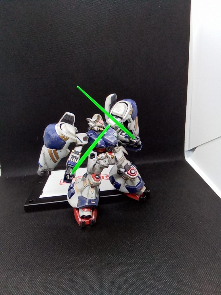 背中のコンテナとシールドをパージガトリング×2と頭部バルカン×2をばらまきながら 高出力ビームサーベル×2本をもって突貫!!