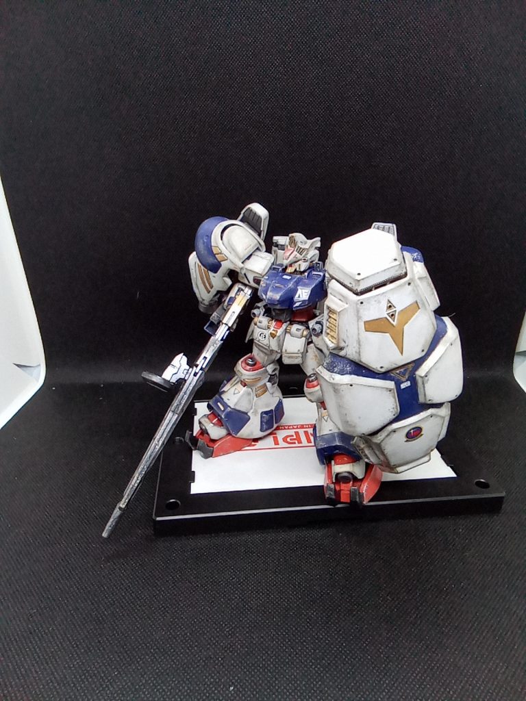 頭部のV型アンテナをオミット 胸部装甲も角ばった連邦の一般的な物に変更してみましたが あまり違和感なく仕上がったかな?という感じです。自分脳内設定では・・センサー有効範囲拡大の為の頭部形状変更と胴体にリニアシート装備とパイロット生存率向上の為の増加装甲で胸部形状の変更があった。ということで あとは生産性と整備性向上の為武装もビームバズーカーから折り畳み式のスマートガンに変更これは自分の好みです♪