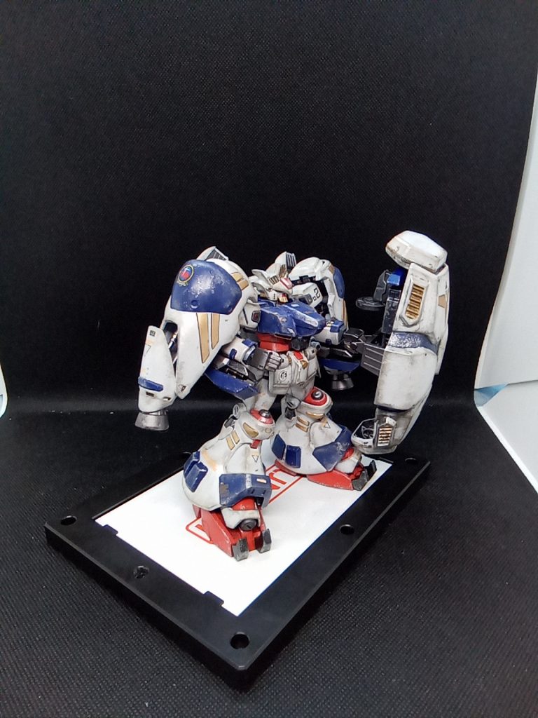 右手のスマートガンはシールド裏に収納可能(偶然)