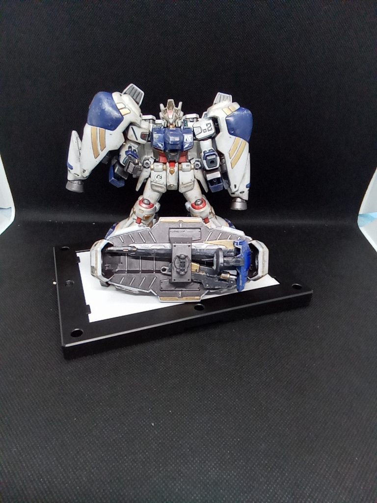 あまり違和感なくシールド裏に収納テルティウムのスマートガン・・実はサイサリス用?