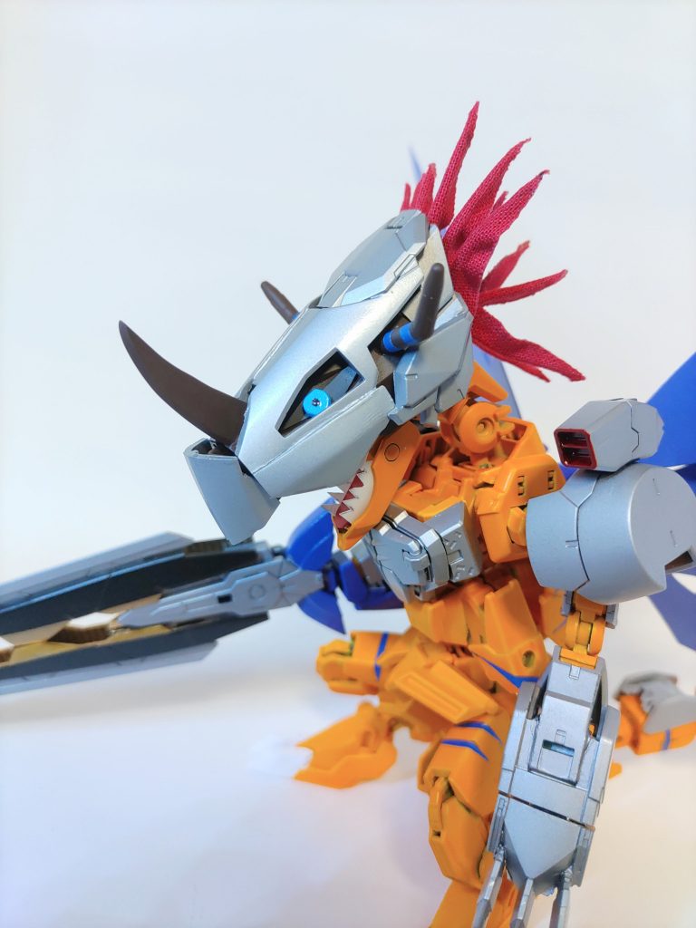 お顔。メタルグレイモンの頭部ってアニメだと簡素化されがちなんですが、角だけはグレイモンの時と同じ色なんですよね。なのでグレイモンからさらに被せる作りにしたのはこだわりましたがサイズが増した分、真ん中の角が少し物足りなくなりました。