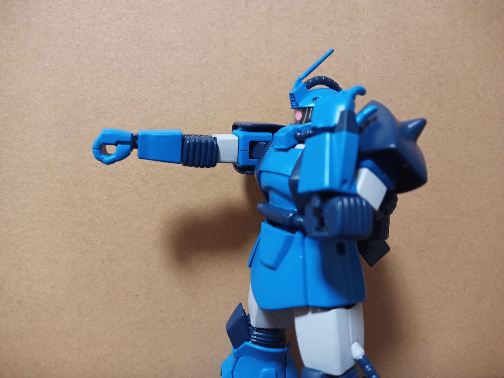 肘のシーリング関節どうしよう…そんな時、天使と悪魔が耳元にやってきます悪魔「肘なんて90度ぐらい曲がりゃ充分だろ？テキトーなキットの関節でそれっぽく作れよ」悪魔「膝は二重関節なのにそれで良いんですか？ここは肘も二重関節にこだわるべきでしょう？」自分「う〜ん…でもどっちにしろ俺そんなに凝った物作れないよ？」　悪魔・悪魔「……」…天使ドコイッタ？(･д･≡･д･)結局ザクⅠの関節を太らせてそれっぽく…そして塗装っと……「ABSパーツの塗装は〜」＿ﾉ乙(､ﾝ､)_とりあえず常に負荷が掛かりそうな内側の塗装箇所は瞬接でコーティングして組む前に塗装しました