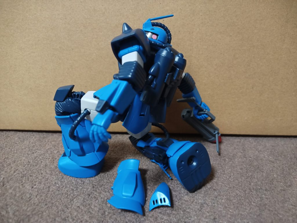 「ヒザアーマーのその固定位置どうなん？」と一部で物議を醸したシーリングの真ん中に乗っかってる表現も水中用MSなら水の抵抗を軽減って事で説得力持たせれるのかな？よく見たら内ふくらはぎのタンクも似たような形でちょっと形整えれば「使えるっ！」と思ったんですがいざ組んでみると内側があまりにも大きくチグハグだったので仕方なくえぐり取ってザクⅡのふくらはぎを同じ形に切って塞いで旧キットので統一しました後部の給排水口は開口しましたが中にスクリューとか仕込んだらもっとニヤニヤできたかも知れません^^;それと足は旧キットのを加工して使ってます(足裏のモールド再現がHGキットのだと自分的にとてつもなく厄介だったので…足裏のモールド雰囲気はロボット魂の画像を参考にそれっぽくしました