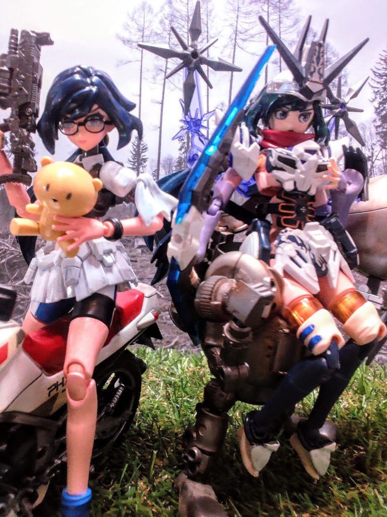 クマさんの人形と左手が実に不自然この上ないですね(汗)