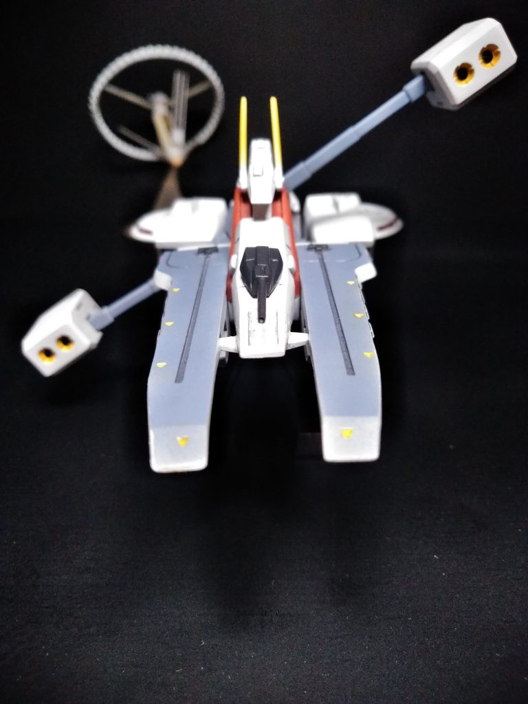 ライトの影響で艦橋の色がとんでしまっています。サラミスやコロニーはフィギュアです。このサイズでラー·カイラムとか模型で出してほしい。