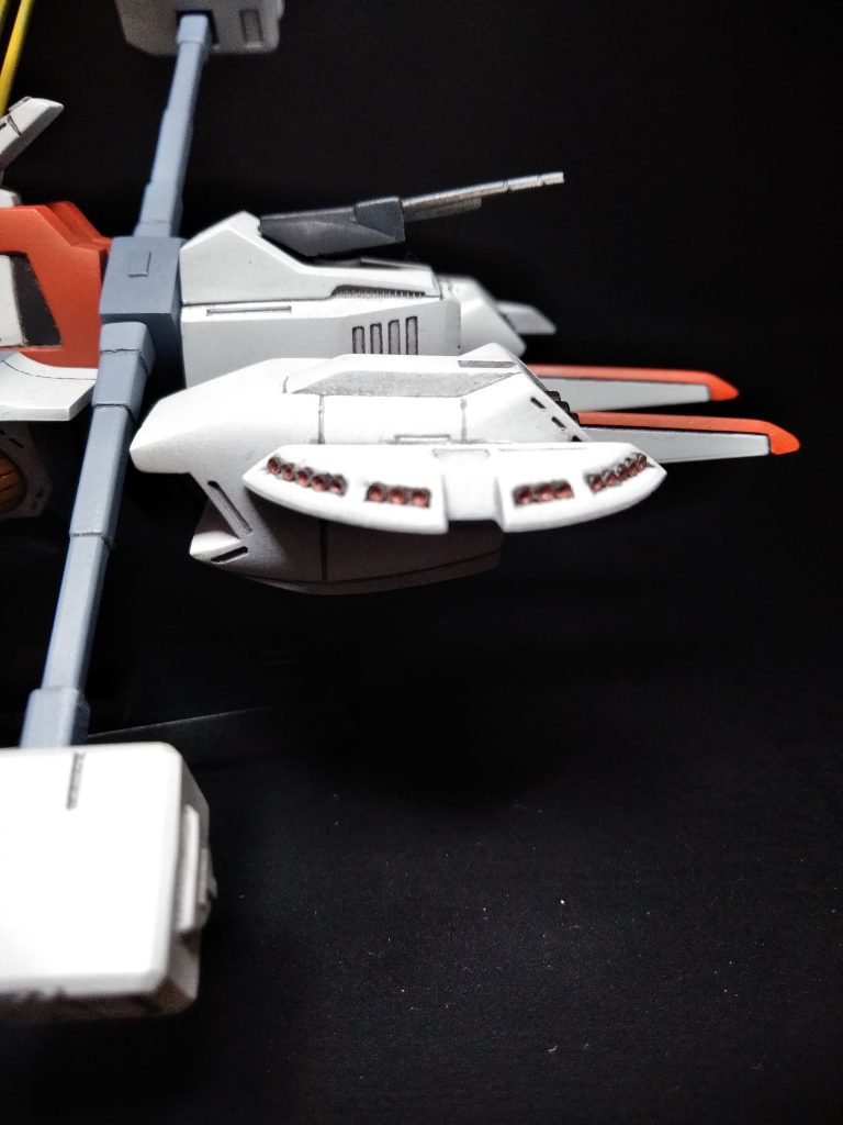 居住ブロック接続中央部はプラ板で新造、360°回転できるようにしました。後部スラスターは1mmポンチで作ったモノでディテールアップ。ホビージャパンに掲載の、EXモデルの作例を参考にしました。