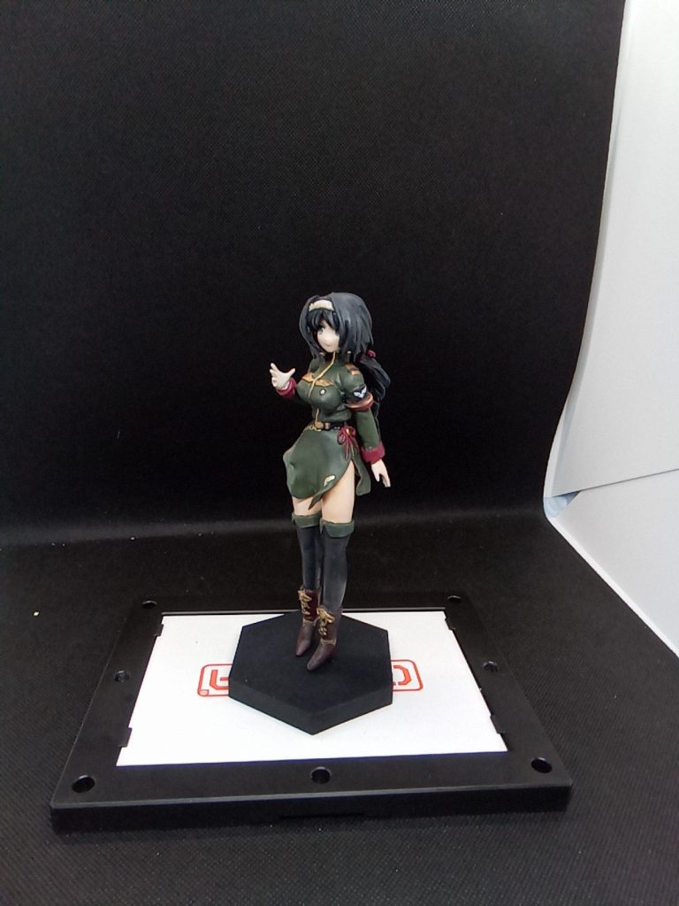 スカートが寂しかったので　練習ついでにパテで飾り紐を作成腕も寂しかったので腕章も作成ジオン軍の軍服はベース部分だけだとシンプルだったので小物の作成の練習もしています