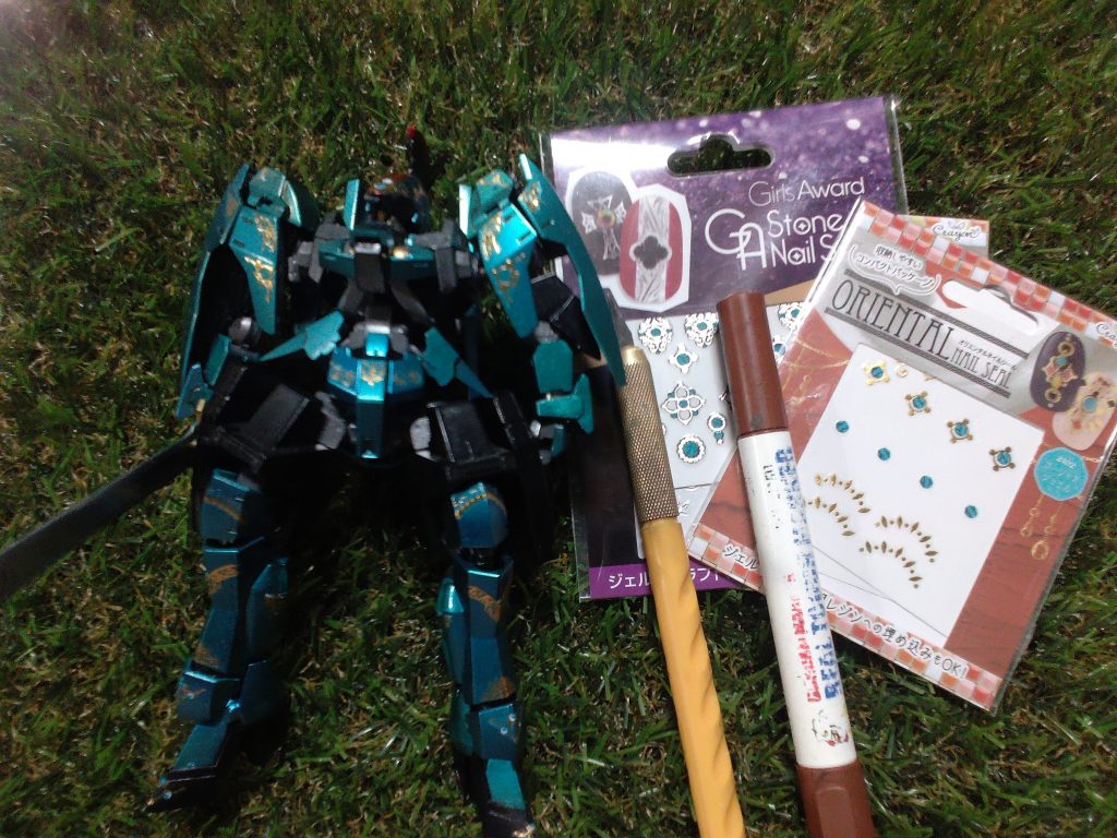 百均のネイルアート用のシールでデコレート！カルダさんの機体なのでゴージャスになんちゃってカービング仕上げです（笑）