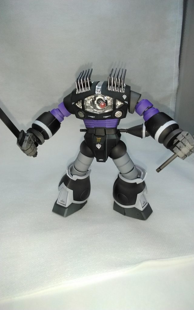 ガンダムカラーのパープルはかなり薄く白下地だと目立たないためにテキトーに強めの紫　黒はミッドナイトブルーにブラックを段階的に足して各パーツ塗り分ける　自分で書いといてあれだけど調合レシピを一切メモしないために再現不可能なのは‥‥性格出てるなぁ