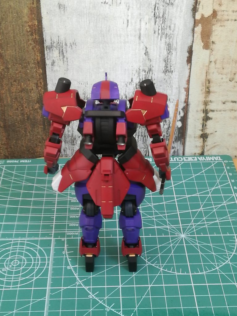 背面背中が寂しかったのでスラスターノズルを付けてみました