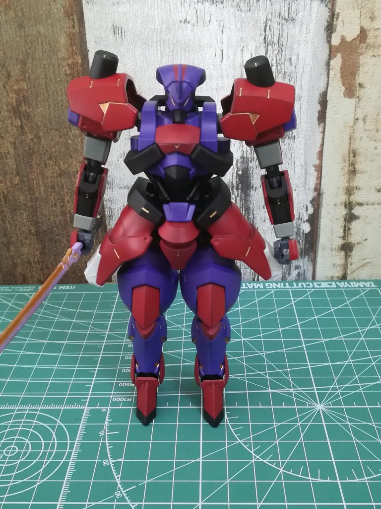 正面角とヒール足はグレイズ、刀はバルバトスから拝借足はピンバイスで穴を空け、タミヤセメントで固定 そのため前後にしか曲がりません改めて見ると色と角付けたせいで顔がエヴァ初号機みたいに