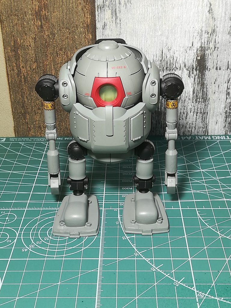 正面頭と腕はボール、バックパックと足はジュアッグから拝借 頭の横で光るのはバルカンに見立てた百均のビーズ(なけなしの武装)光源を別途用意する必要があるという致命的な欠陥には、完成してから気付きましたガラス面を出入り口にするのは搭乗員として怖かったため、登頂部の円形の突起を回転式ハッチに見立てています