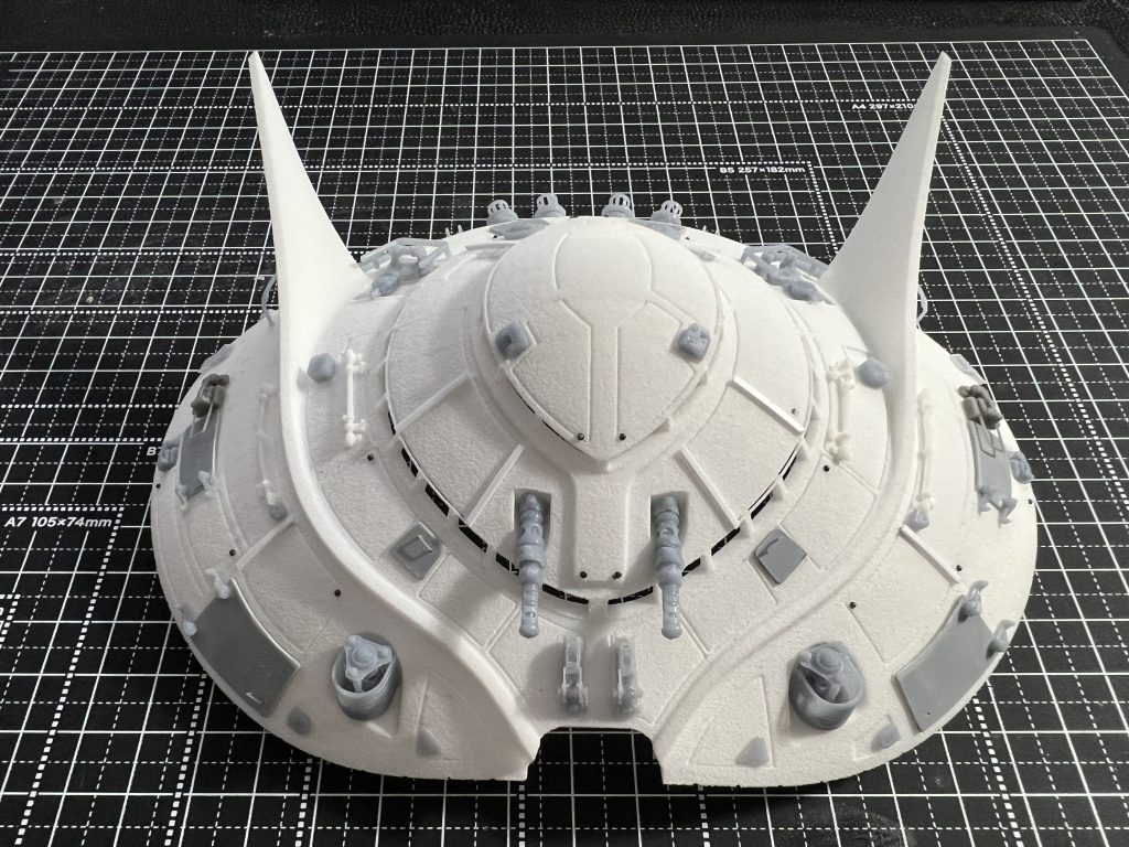 ナイロン素材で3Dプリントして、その上にMAKERSのディティールアップパーツとプラバンを貼り付けます。