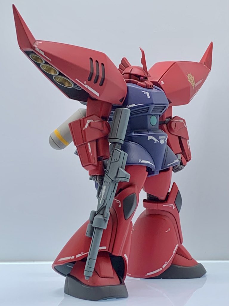 デカールはRGサザビーやシナンジュのライン部分を拝借。RGのこのラインのデザインは、80年代アニメのワカメ影のデザイン的処理と解釈。以前作ったドライセンやザクIIIと韻を踏む感じで貼りました。