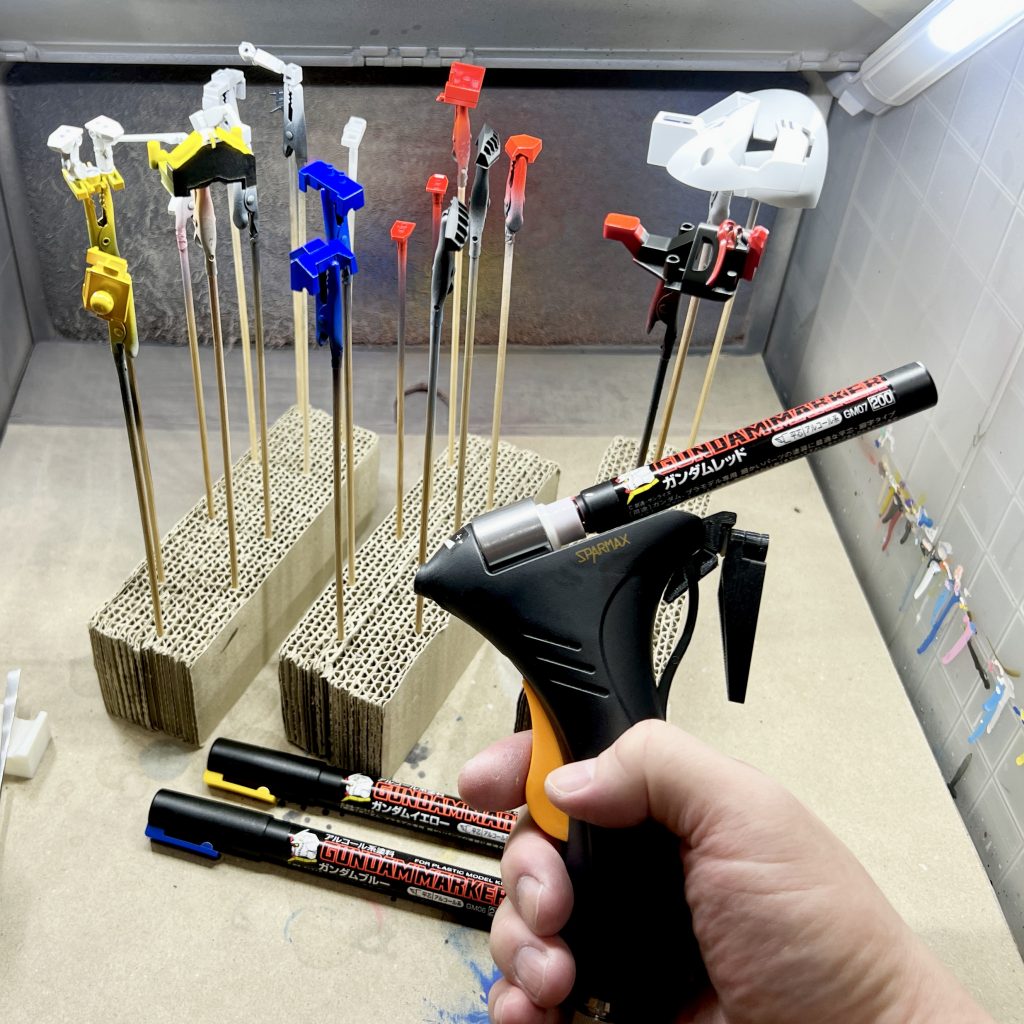 ガンダムマーカーエアブラシシステム（フライヤーSR Ver.）で塗ってます。