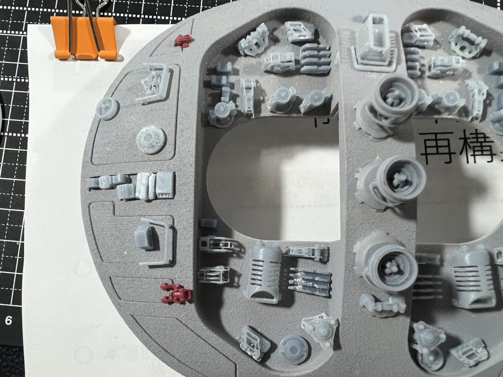 ボディの背面にも左右対称にディティールアップパーツを貼り付けます。https://makers21.com/collections/%E3%83%87%E3%82%A3%E3%83%86%E3%82%A3%E3%83%BC%E3%83%AB%E3%82%A2%E3%83%83%E3%83%97%E3%83%91%E3%83%BC%E3%83%84-section-7