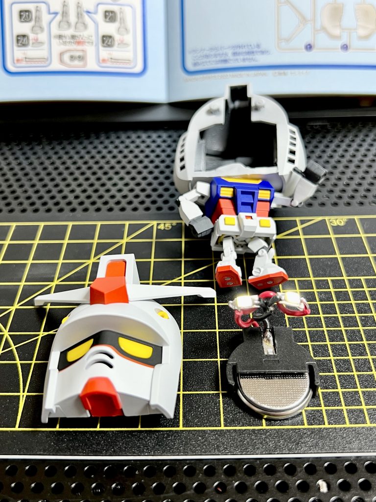 頭でっかちなので電飾が楽でした。CR2032が入ってます。