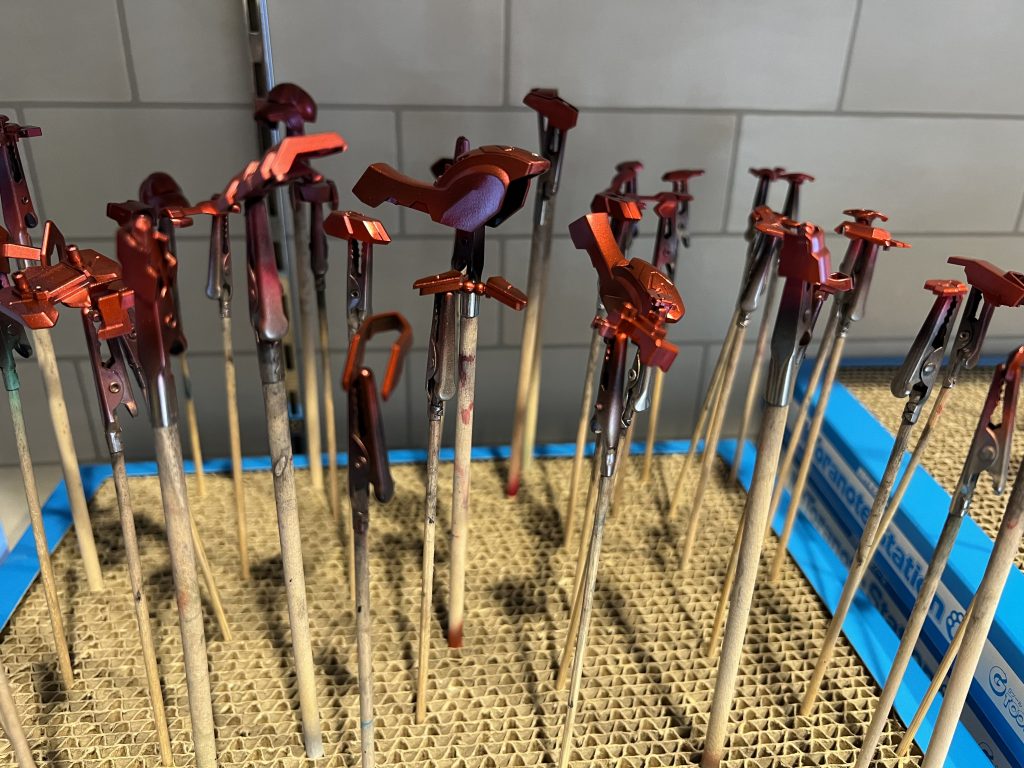 クリアカラー塗っただけでこんなに一気に色合いが変わるとイメージしてなかったので吃驚しました。2,3回は塗る必要があるかと考えていたのですが、まんべんなく塗ろうとしてると重なった部分がもう濃くなって調整に困った感じも。0.5mmのハンドピースも導入しようかと考えています。