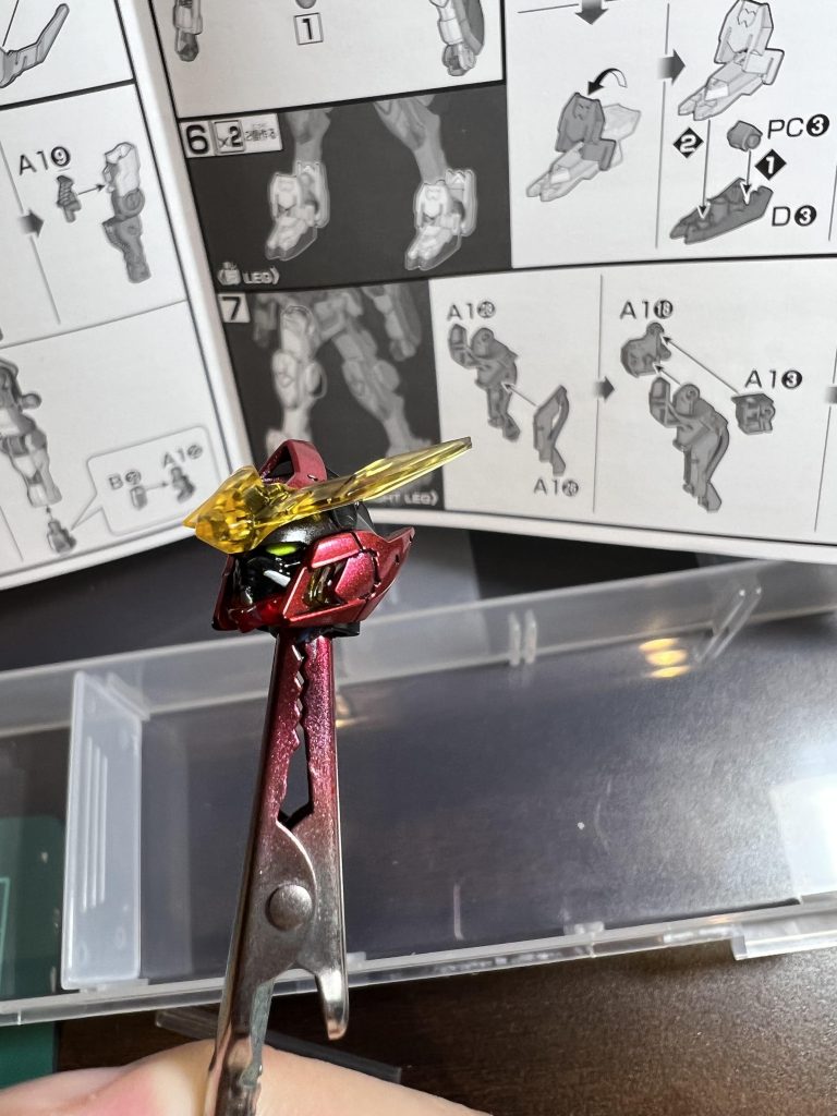 蛍光イエローでカメラアイ、頬当て?部分は爪楊枝でシルバーをのせて、エナメルの黒をエアブラシで吹き付けた後拭き取りしました。パーツが小さくて奥まっているので、細いものでタッチ修正しても目立たないからよくやるようになりました。