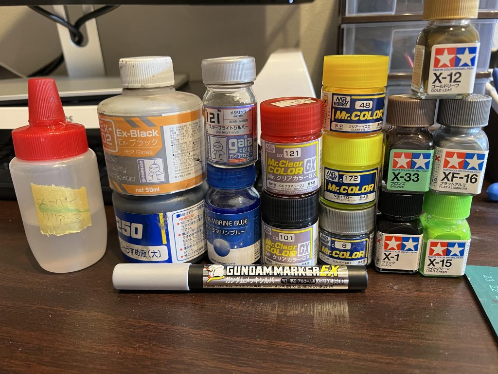 使った塗料郡それほど塗り分けした印象が無いのですが、思ったより種類は多め。にしてはメリハリがイマイチだったので、配色をあまり考えずに制作進めるのは悪癖なようです。