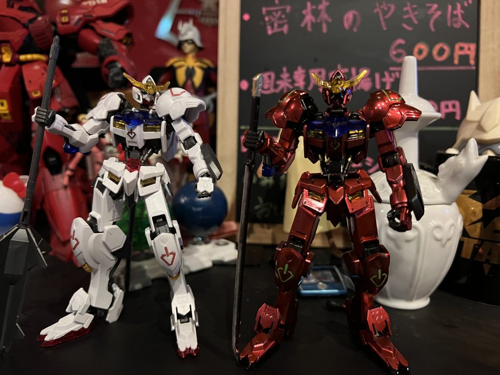 お店で撮ったもの2元々どういうポーズにするかは決めていたのですが、偶然お店にあったパチ組と同じようなポーズだったので並べました。キャンディ塗装した上でマスキングするのが怖かったので塗り分け特にしていないのですが、もう少し情報量増やした方が良かったかもしれない。