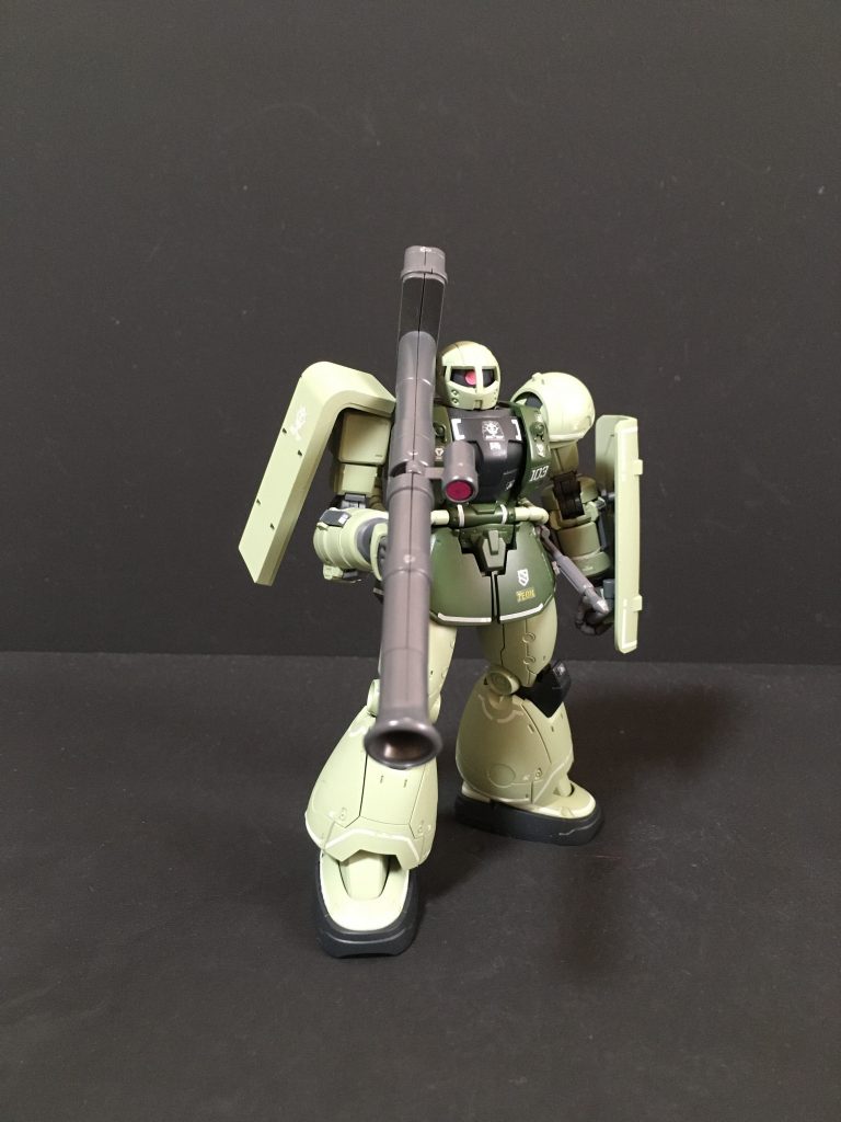 正面右右肩は被弾率削減のためにザク2のシールド付き肩に換装しています。