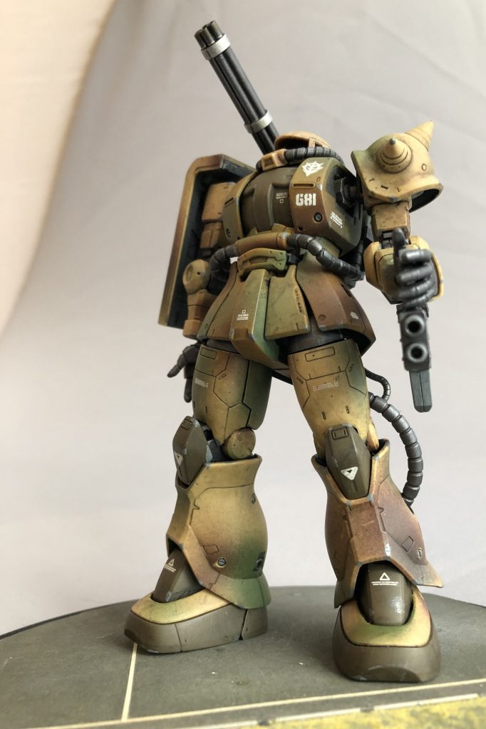 成形色がいい感じのキットは成形色でサクッと仕上げちゃう主義なのですが、先日購入した「ガンダムマーカーエアブラシシステム」のパッケージにザクハーフキャノンを迷彩仕上げにした作例が掲載されており、「コレ作らなきゃ!」と思いチャレンジしてみました。