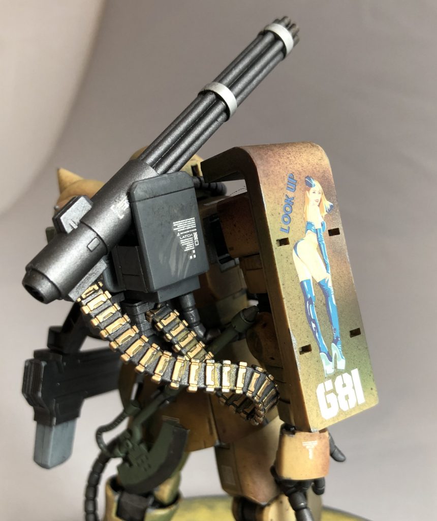 右肩シールドには08小隊版ザクと同様にノーズアート風デカールをあしらいました。こういう不埒なマーキングって連邦機には似合わなそうですよね(笑給弾ベルトはガンマカEXのレッドゴールドで塗り分けてみました。