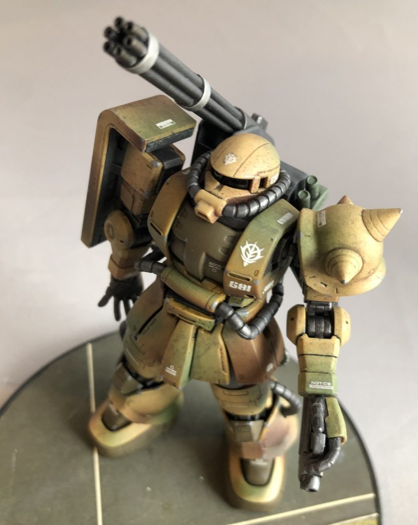 ガトリング砲先端はキットのままですと6本がサークル上にくっついてしまっているので、分割されているように見えるところまでノコで刻みを入れました。各砲門はピンバイスで開孔しています。