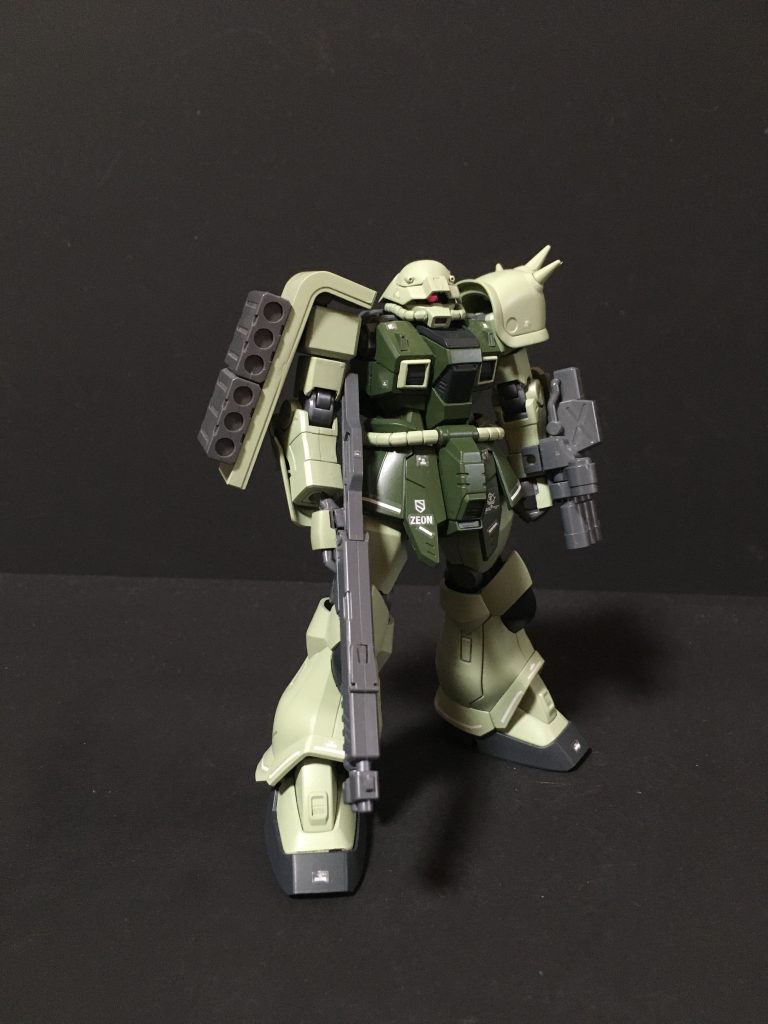 右肩は被弾率削減のためにザク2のシールド付き肩に換装しています。