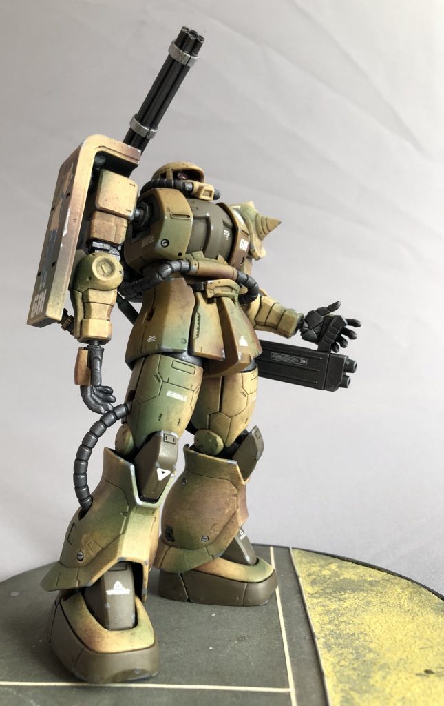 成形色以外にレッドブラウンとダークグリーンを重ね3層迷彩に。フンワリ塗り分けると何となく三毛猫的風合いになりました。