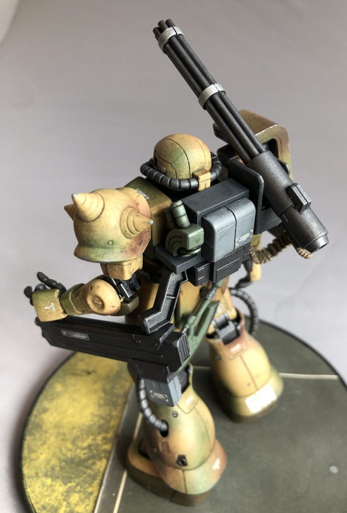 ザクキャノンと同様にバックパック本体はジャーマングレー、強度が必要そうな砲身部はガンメタル、カードリッジは滑り止め塗膜のイメージでニュートラルグレー、スモークディスチャージャーはカーキにて塗り分けています。