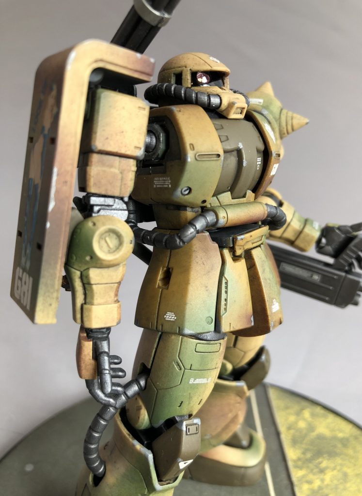 墨入れはMr.ウェザリングカラーによる全体ウォッシングで入る程度でとどめています。1/144のスケール感ですとあまりがっちり墨入れすると強調しすぎかな、と。モノアイは開孔し100均デコシールを埋め込んでから、クリア(艶有)コーティングしています。