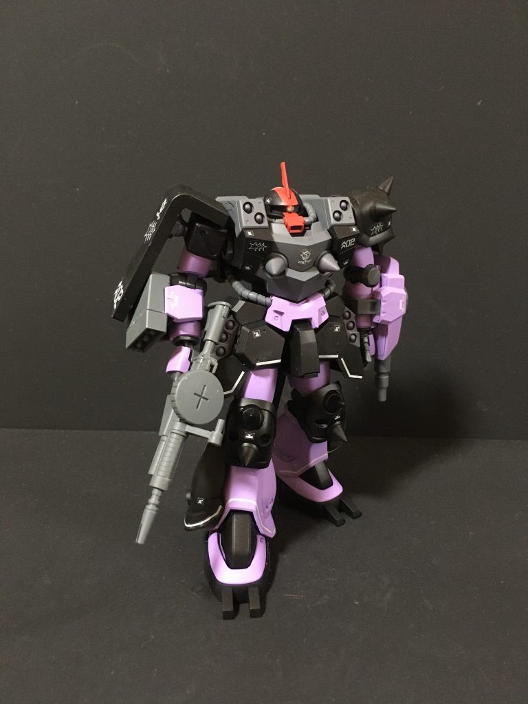 正面右ガイア機の想定です。ロングヒートホークではなくザクマシンガンをもたせています。