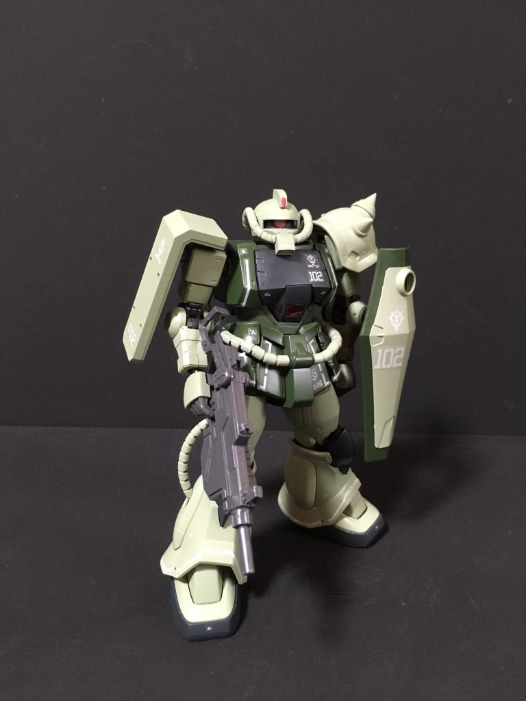 右肩は被弾率削減のためにデザートザクのシールド付き肩に換装しています。左肩のスパイクは目立つグフタイプではなく控えめなザクタイプに変更しています。 