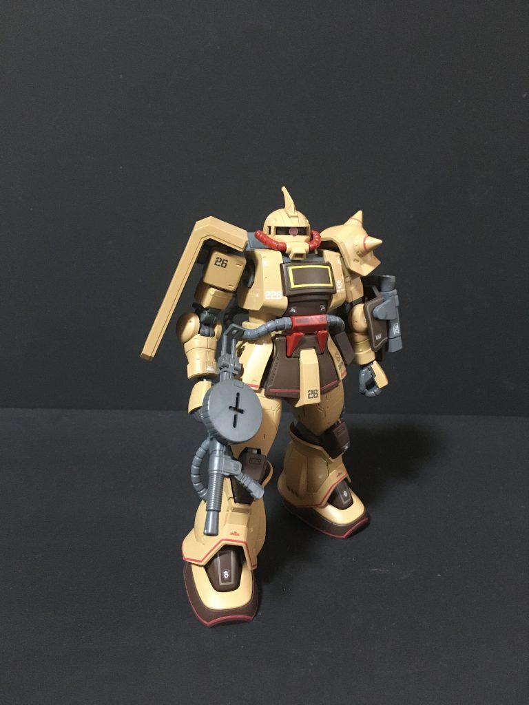 正面右設定だとサンドイエローとダークグレー系のツートンカラーですが、ダークグレー部分はクレオスのレッドブラウンを使用して、より砂っぽさを出しました。