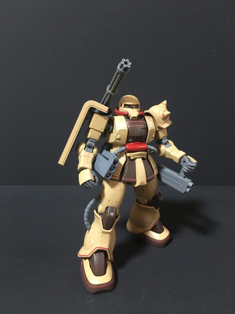 正面右デザートザクの塗装パターンに合わせて前掛けは内側は茶色、外側・側面はサンドイエローとし、腰ベルトバックルと頭部エネルギーパイプは赤色(アズキ色)で塗装しました。