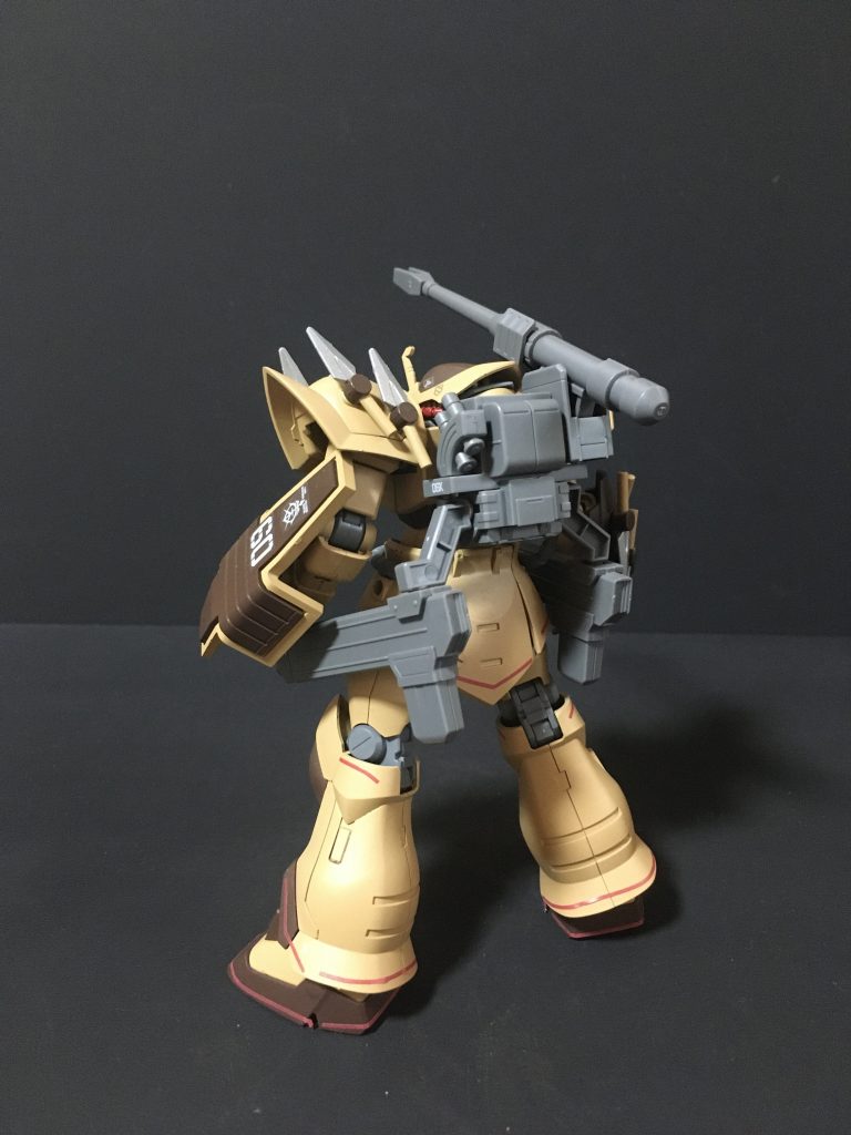 後方ショット左腕にはザクキャノンの肩ショルダーを装着させています。